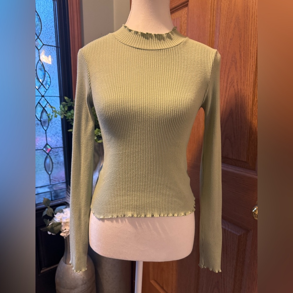 American Eagle Outfitters Women’s Size XS Lettuce Sleeve Mock Neck Top EUC
